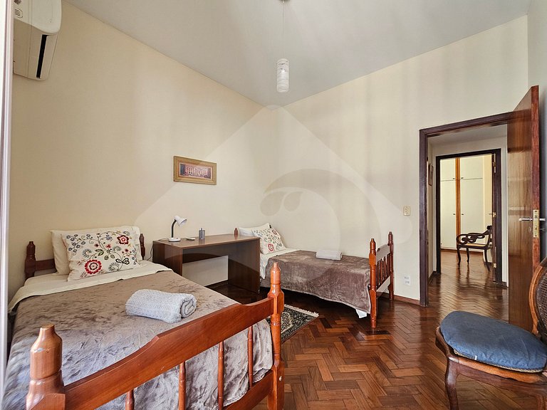 5 min walk from the subway | Spacious and Cozy