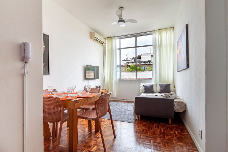 Apt near Selarón & Metro | Compact & Functional