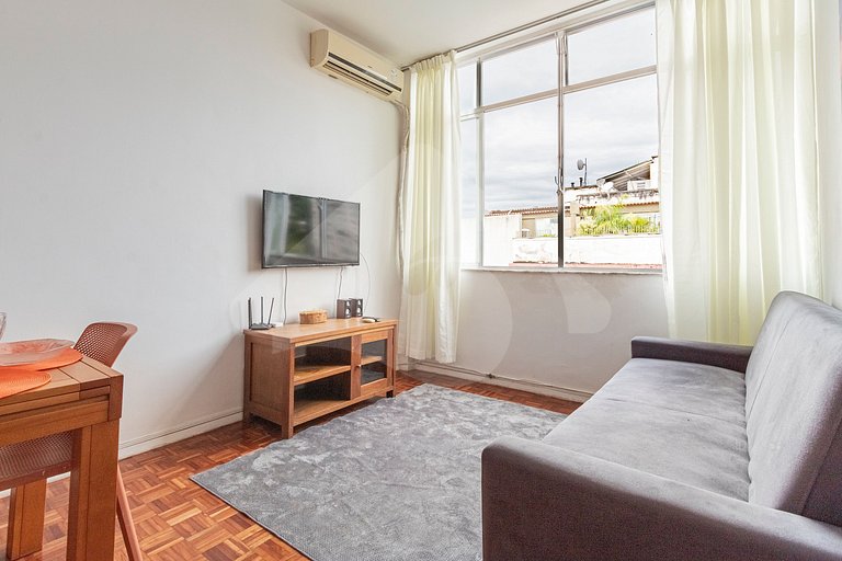 Apt near Selarón & Metro | Compact & Functional