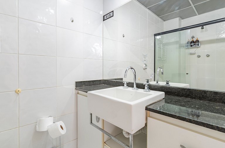 Apt near Selarón & Metro | Compact & Functional