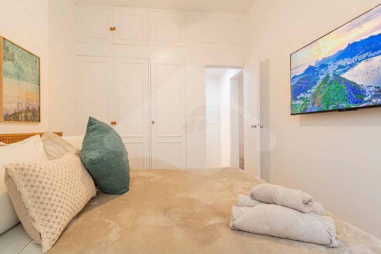 7 min walk to Copa Beach | Beautiful & Renovated