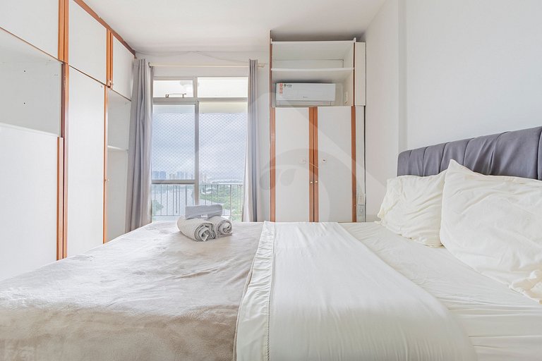 Ocean View w/ Balcony & Tub – 8-min walk to Beach