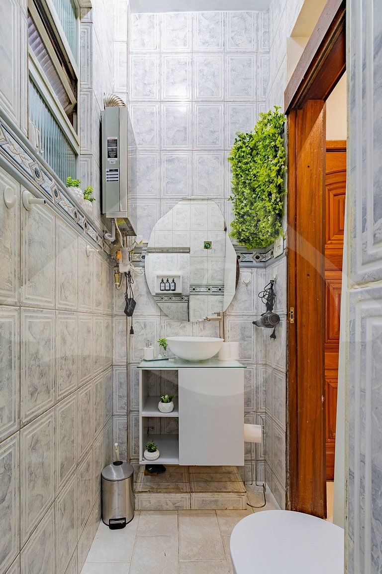 2 min walk from Copacabana Beach| Airy and Compact
